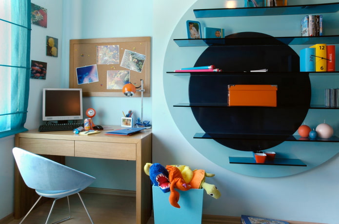 Étagères en verre à l'intérieur d'une chambre d'enfant