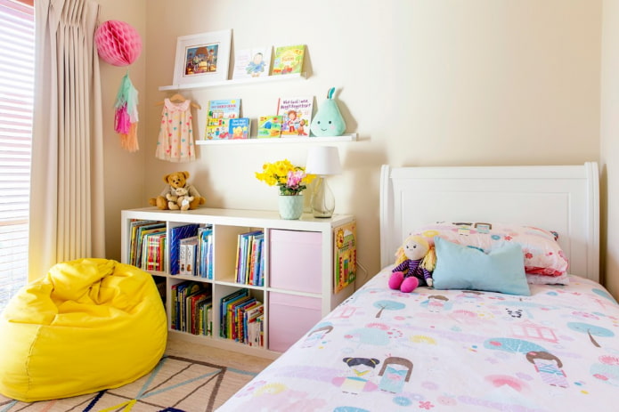 étagères à livres à l'intérieur de la chambre d'enfant