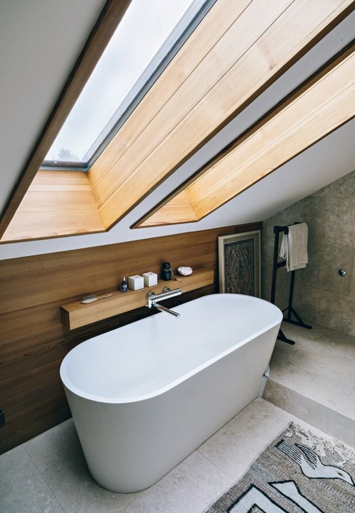 Étagère en bois au-dessus de la baignoire