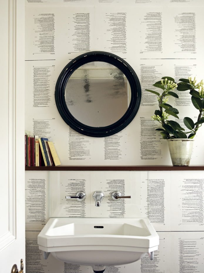 Étagère sous le miroir