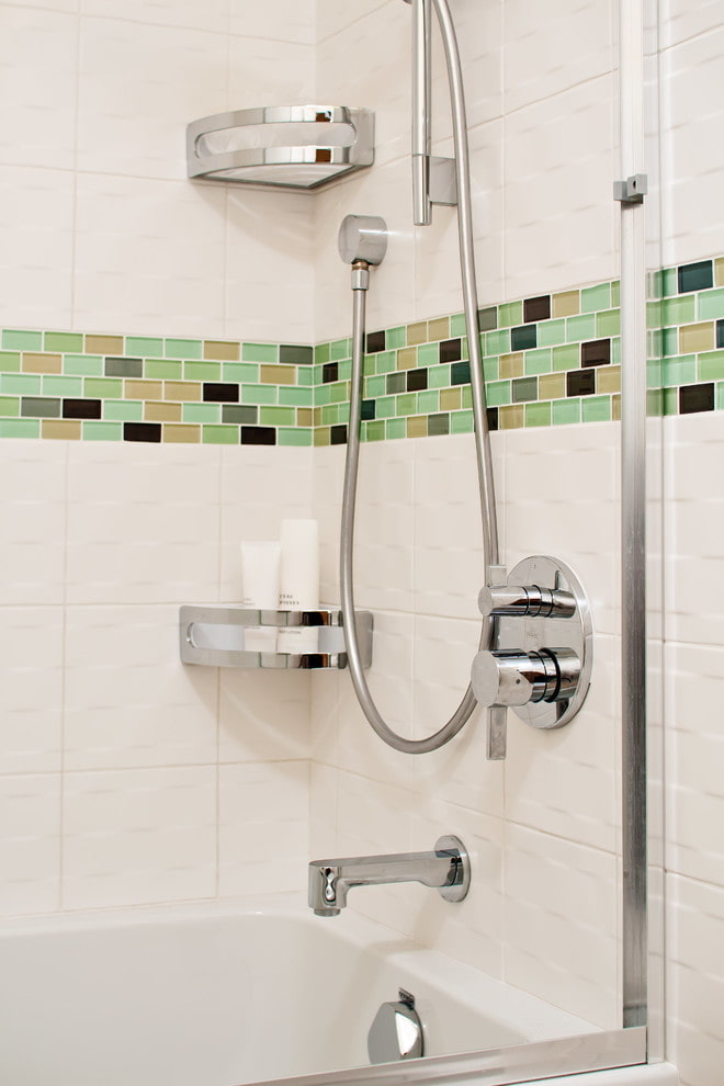 Étagères dans la cabine de douche