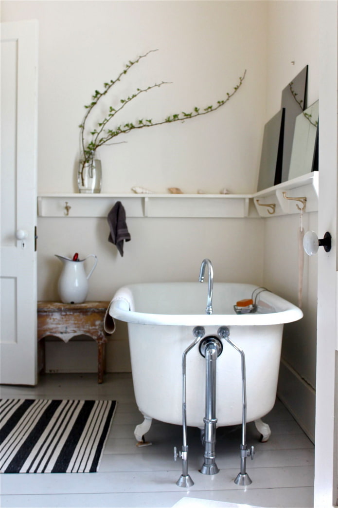 Angle, décoré au-dessus de la salle de bain