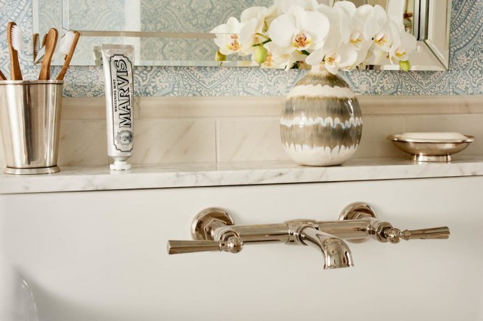 fleurs dans la salle de bain