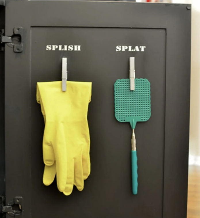 gants et spatule sur pinces à linge