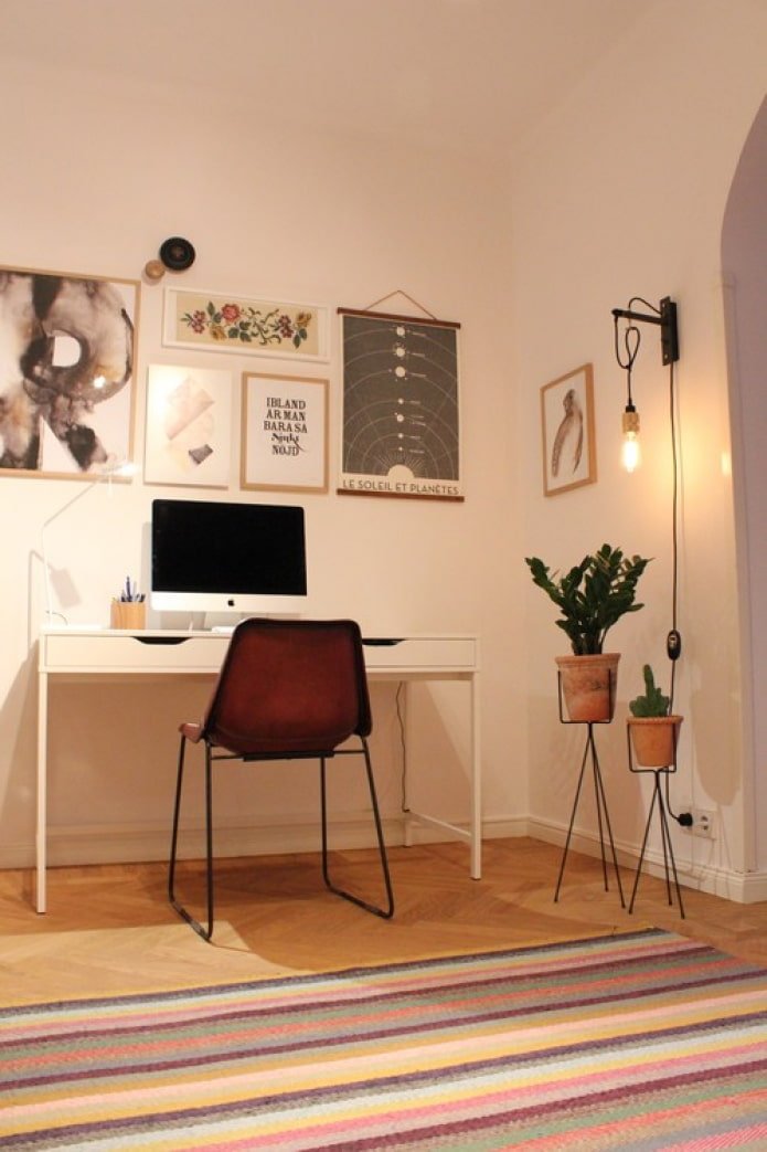 tableaux au-dessus du bureau