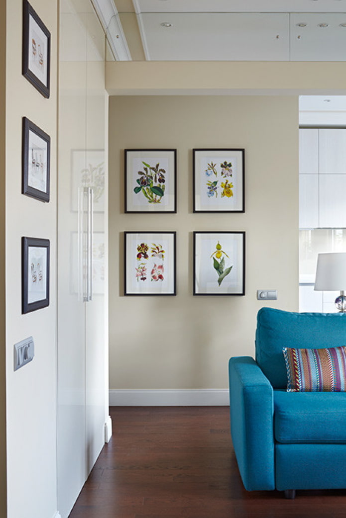 Tableaux avec des fleurs dans le hall