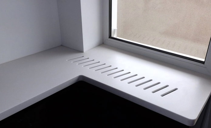 trous de ventilation dans le plan de travail sous la fenêtre