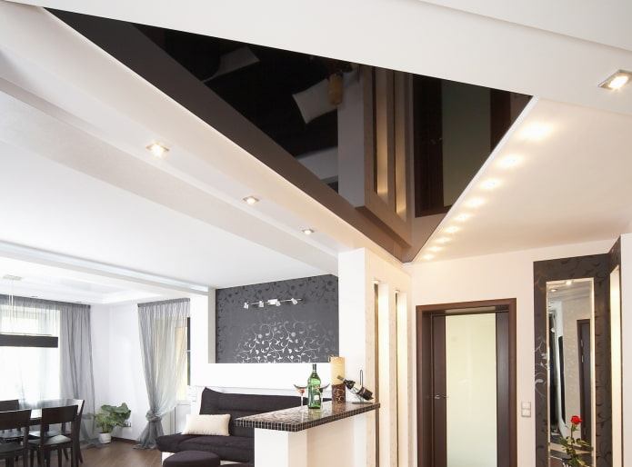 Plafond en plaques de plâtre figuré en forme de triangle