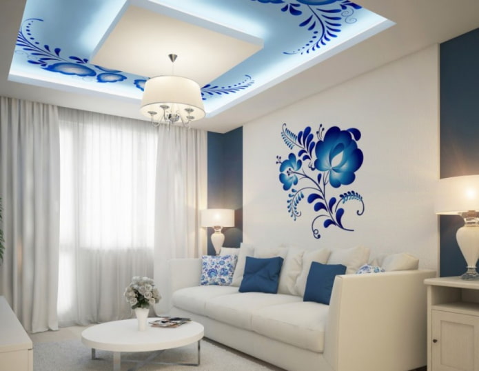 plafond en plaques de plâtre avec motifs dans le hall