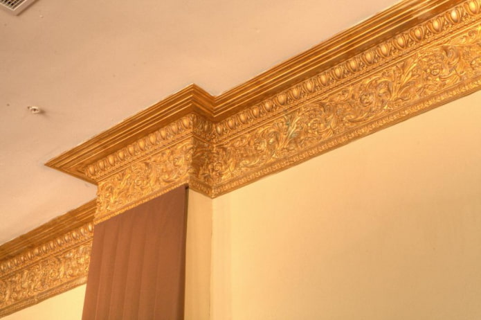 moulure de plafond dorée
