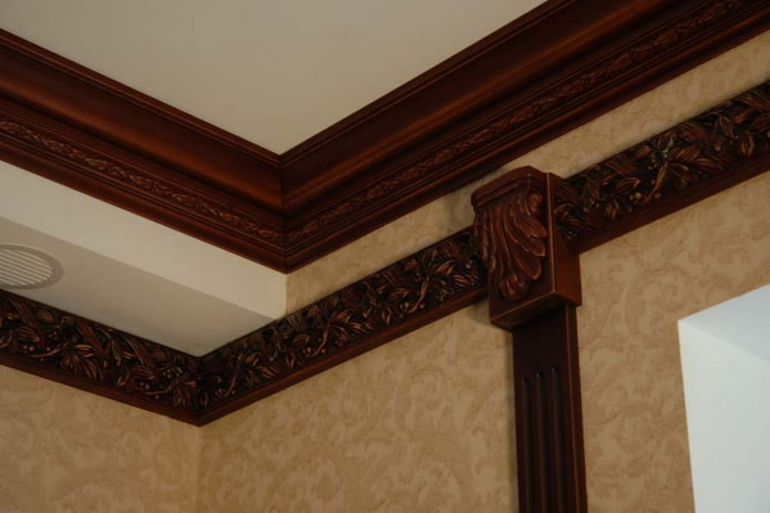 moulure de plafond marron