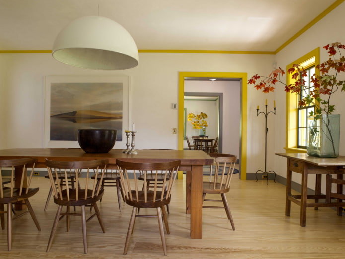 moulures de plafond jaunes à l'intérieur