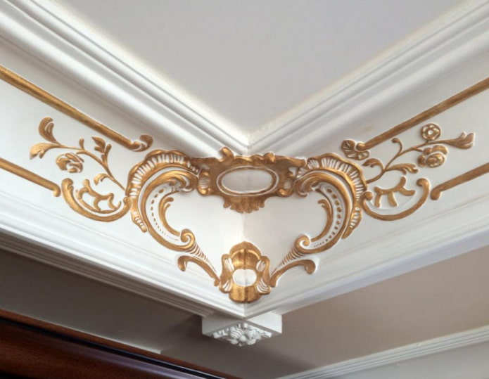 Moulures de plafond à motifs