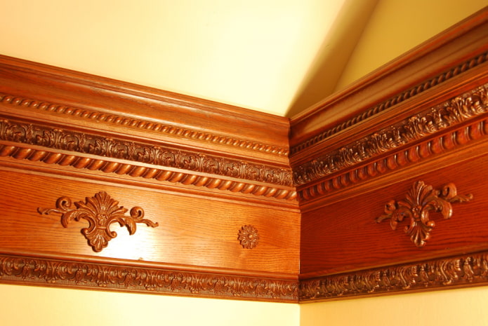 Moulures de plafond à motifs