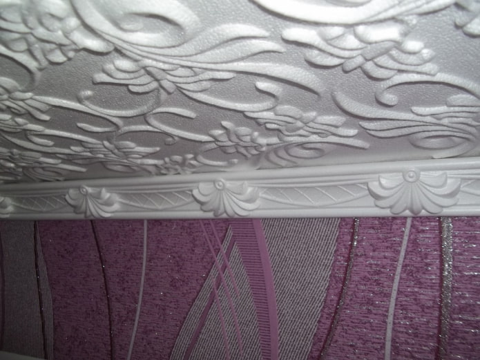 moulures associées à des dalles de plafond