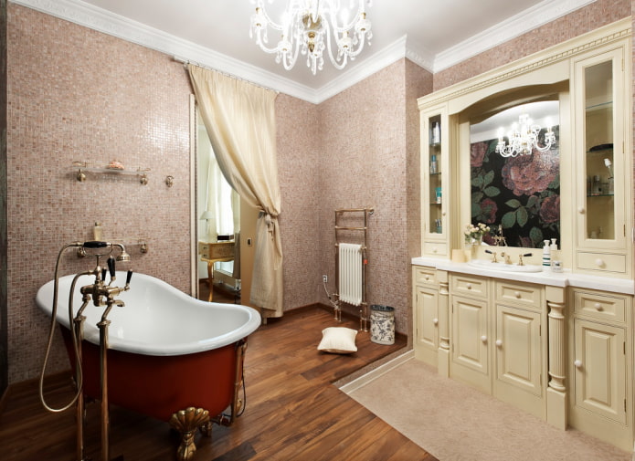 moulures de plafond dans la salle de bain
