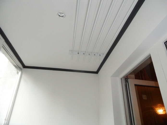 moulures de plafond sur le balcon