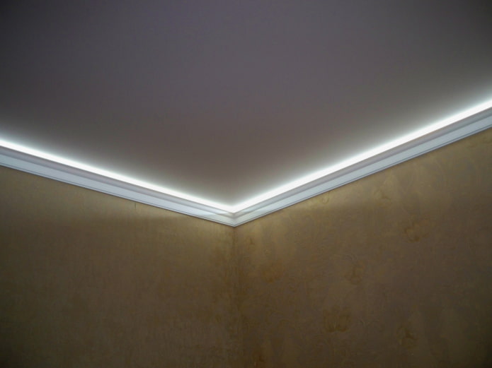 moulures de plafond avec éclairage