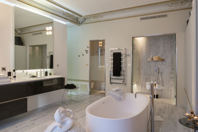 moulures de plafond dans la salle de bain