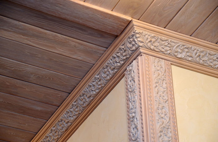 moulures en bois avec un plafond en clins