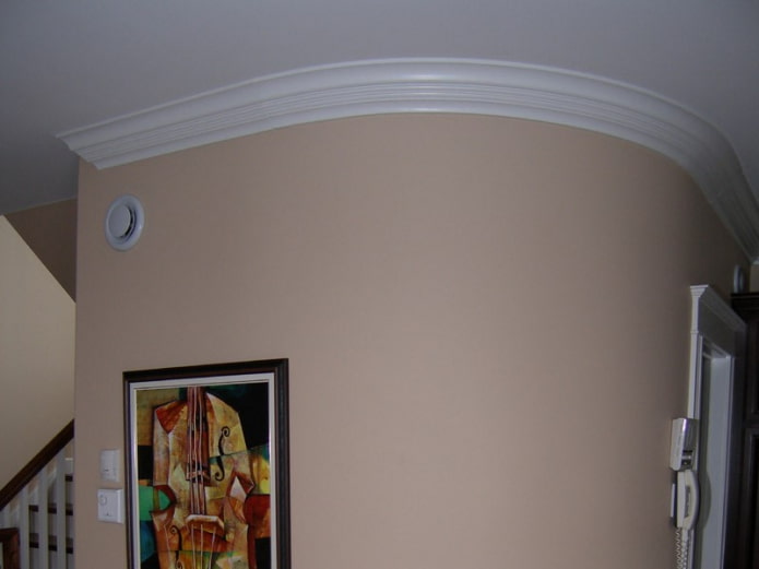 moulures sur un plafond arrondi