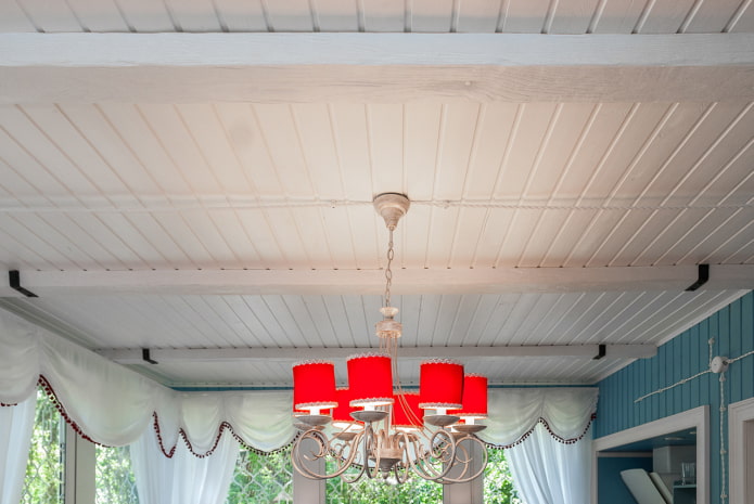 Plafond à clin avec poutres 
