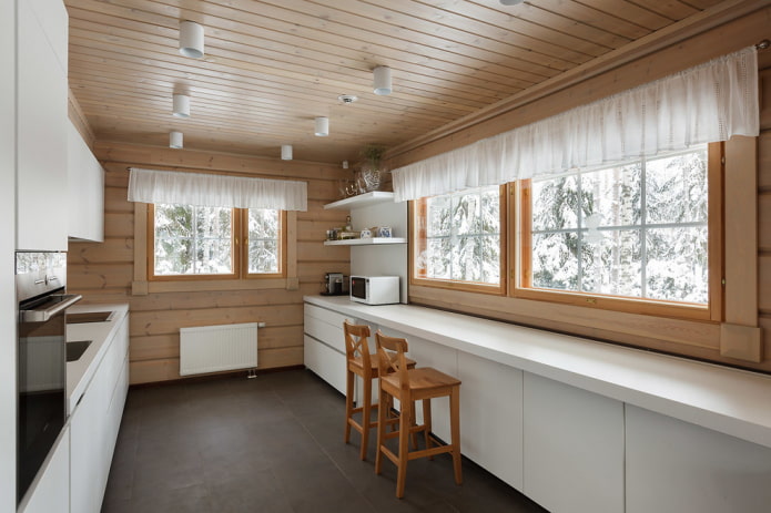 Panneaux de plafond dans l'intérieur de la cuisine