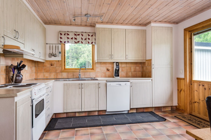 Panneaux de plafond dans l'intérieur de la cuisine