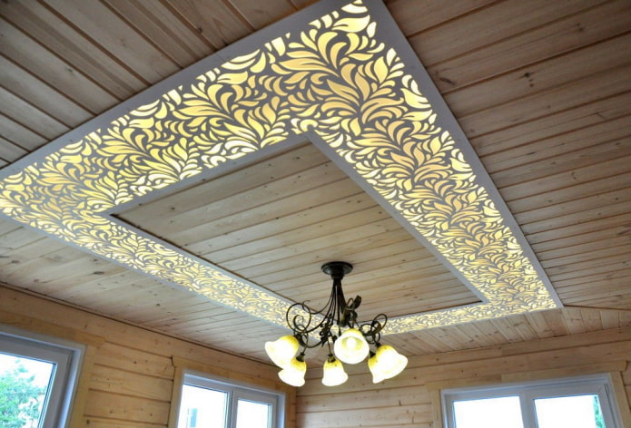 panneaux de plafond avec un lustre