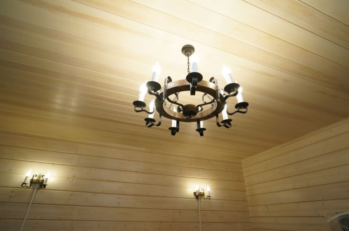panneaux de plafond avec un lustre