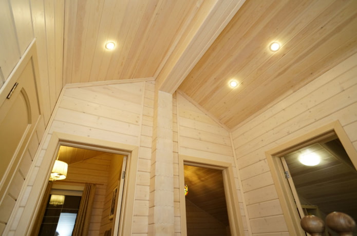 Plafonnier en pin à l'intérieur
