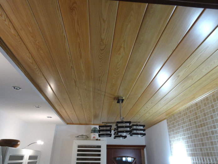 Plafonnier en épicéa à l'intérieur