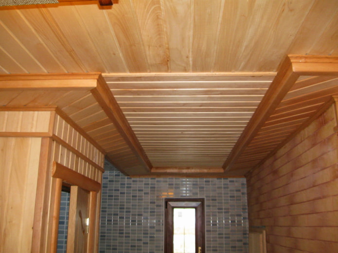Structure de plafond à deux niveaux recouverte de bardeaux