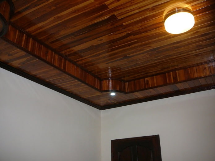 Structure de plafond à deux niveaux recouverte de bardeaux