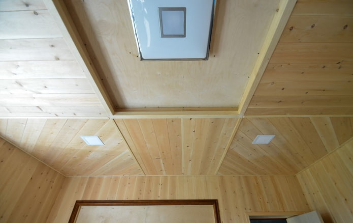 Structure de plafond à deux niveaux recouverte de bardeaux