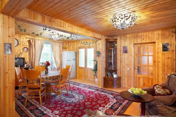 panneaux de plafond marron à l'intérieur