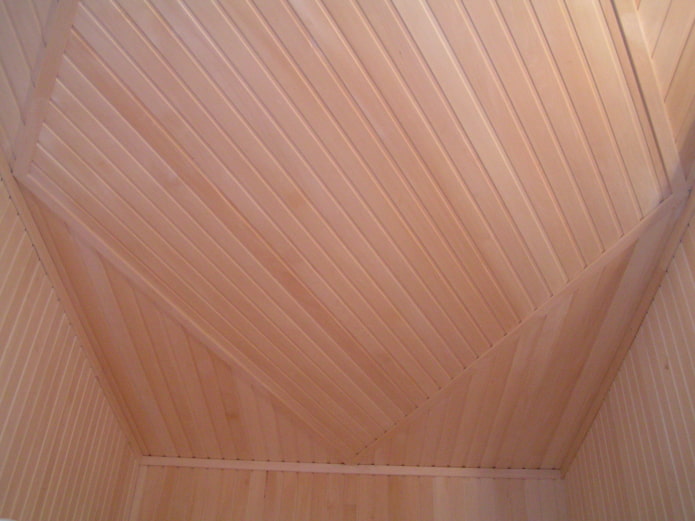 panneaux de plafond posés en diagonale