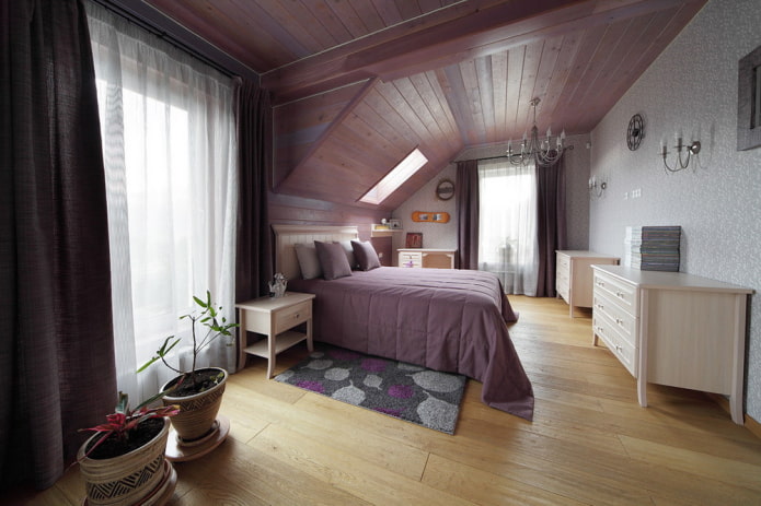 Structure de plafond lilas dans le grenier