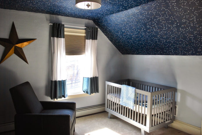 Plafond beige dans le grenier