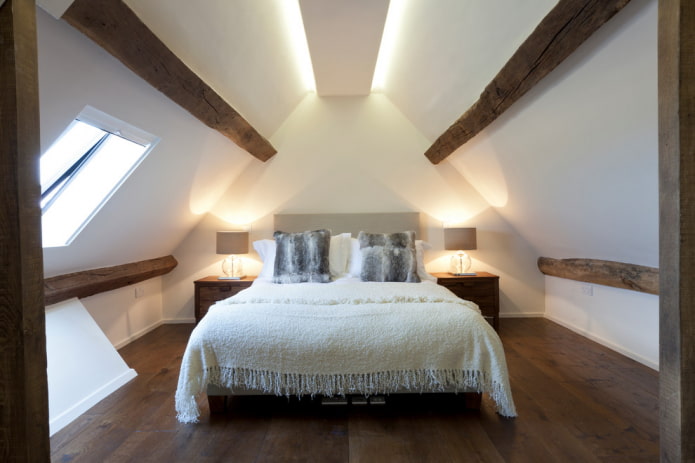 plafond avec poutres dans une chambre mansardée