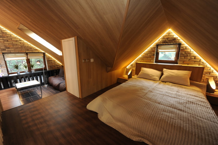 revêtement de plafond en bois dans la chambre mansardée