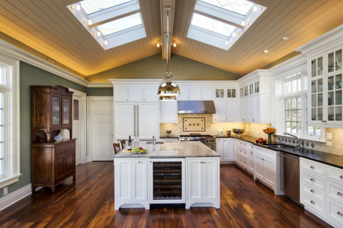 structure de plafond dans la cuisine au grenier
