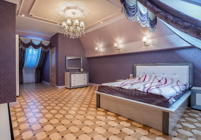 Structure du plafond dans le grenier de style classique