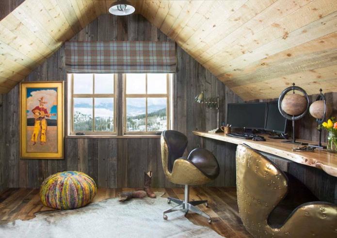 Structure de plafond en bois dans un grenier de style campagnard