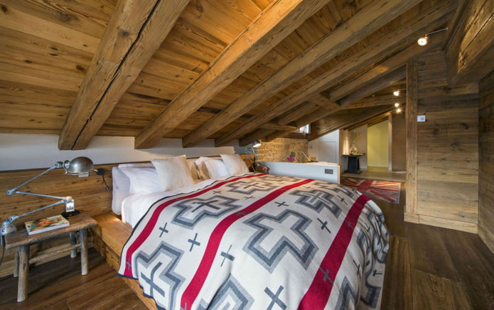 Structure de plafond en bois dans un grenier de style chalet