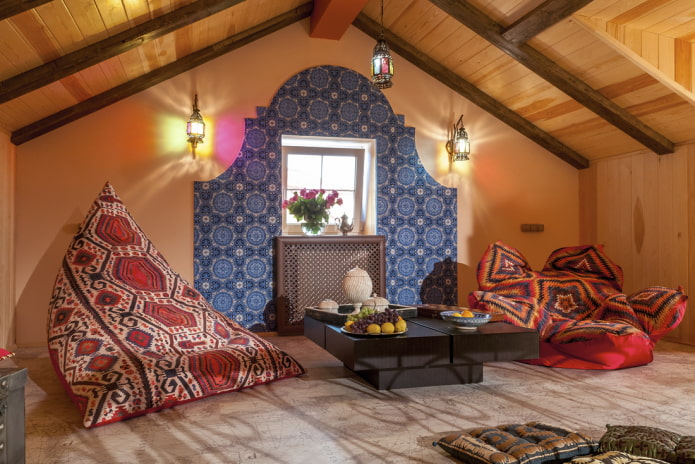 Structure de plafond en bois dans le grenier de style oriental