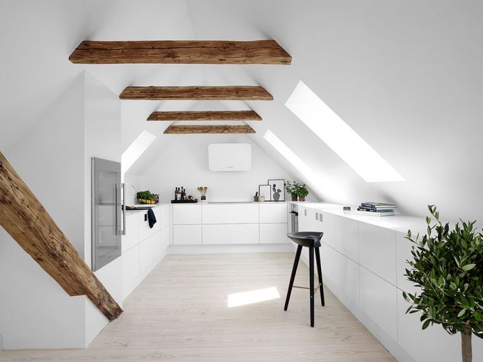 Structure du plafond dans le grenier de style minimaliste