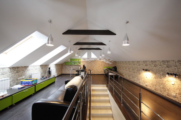 lustres au plafond dans les combles