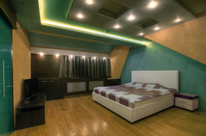 Structure de plafond bouclée dans la chambre mansardée