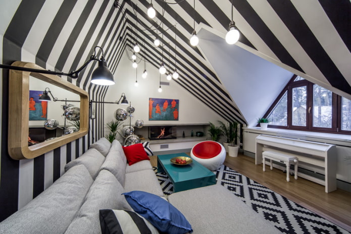 plafond noir et blanc sur le sol des combles